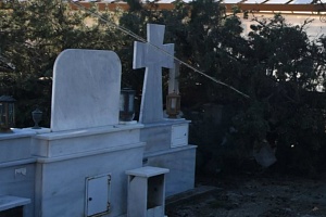 Σοκ στη Θεσσαλονίκη: Μακάβριο οικογενειακό επεισόδιο σε τάφο νεκρού - Άρπαξε μαρμάρινο σταυρό και χτύπησε τη νύφη του στο κεφάλι