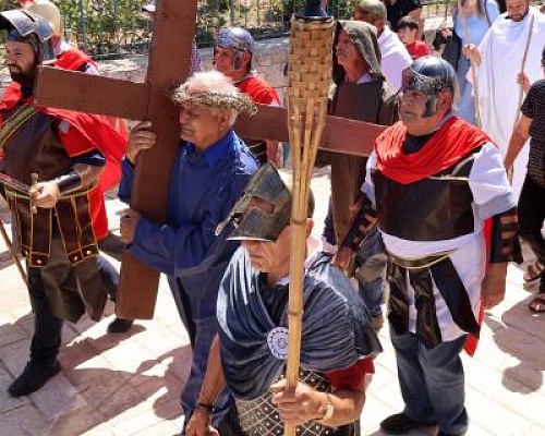 ΒΙΝΤΕΟ: Η αναπαράσταση της Σταύρωσης του Ιησού Χριστού αναβίωσε στον Κάθηκα