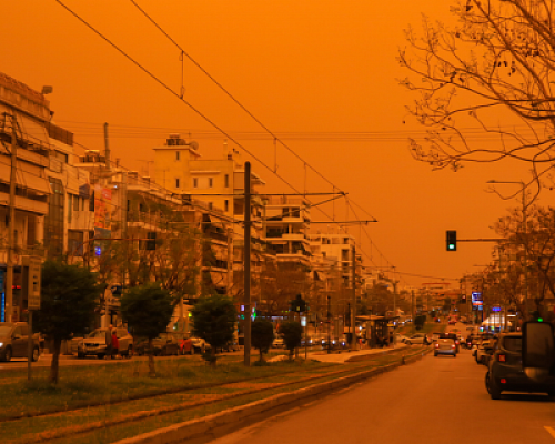 Απόκοσμο τοπίο η Αθήνα με την εισβολή αφρικανικής σκόνης (ΦΩΤΟ)