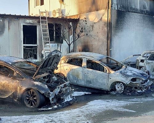 Στις φλόγες συνεργείο αυτοκινήτων στο Καϊμακλί «Στάχτη» 12 οχήματα