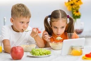 Από τι κινδυνεύουν τα παιδιά που παίζουν με το κινητό στο φαγητό