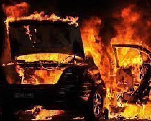 Πυρπόλησαν όχημα στη Λεμεσό Πήραν φωτιά άλλα πέντε Τρία έγιναν «στάχτη»