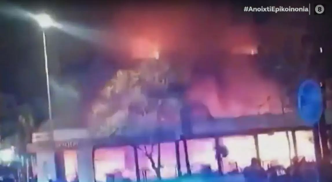 Βίντεο-ντοκουμέντο από τη φωτιά στο εστιατόριο στη Νέα Σμύρνη Στις φλόγες και ο πρώτος όροφος
