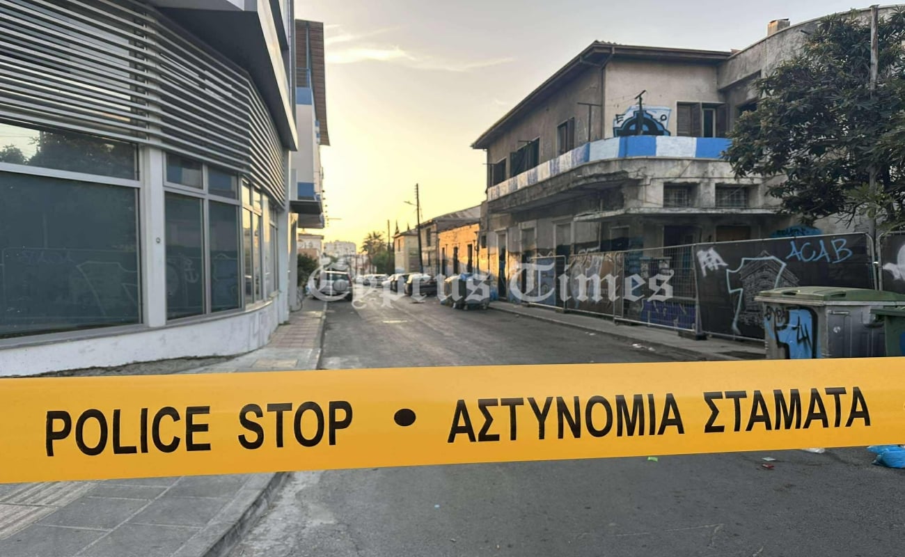 Κουκουλοφόροι, μολότοφ, ζημιές. Ξανά αντιμέτωπη με οπαδική βία η Αστυνομία, δεν πρόλαβε τα «προεόρτια» του ντέρμπι (pics)