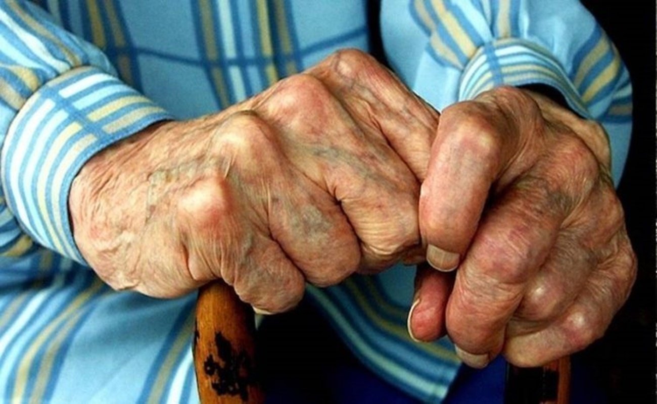 85χρονος ζει σε άθλιες συνθήκες, τον εγκατέλειψαν οι συγγενείς. Του δίνουν φαγητό οι γείτονες