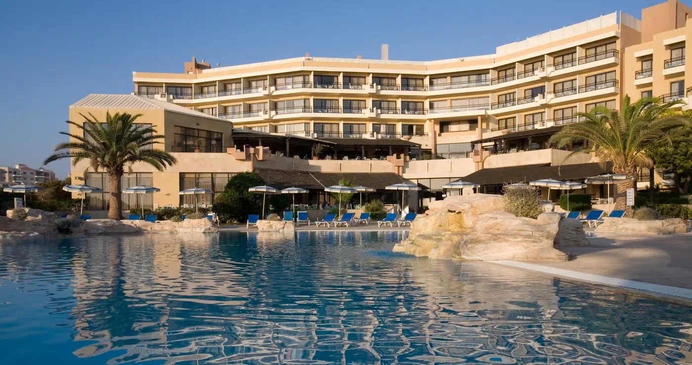 Το πεντάστερο Venus Beach Hotel προσλαμβάνει