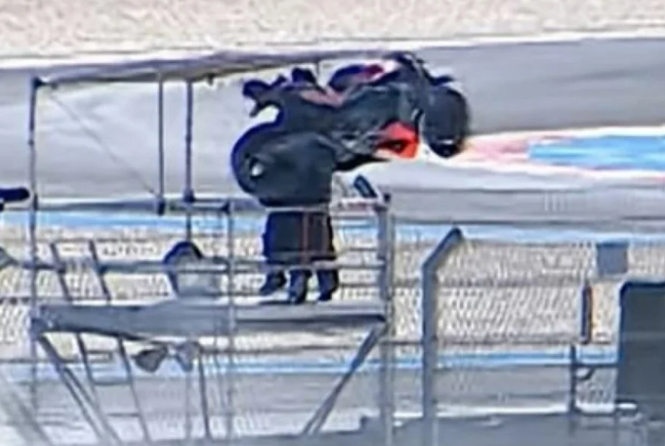 Σοκαριστικό ατύχημα στο Moto GP: Οδηγός παραλίγο να σκοτώσει κάμεραμαν (ΒΙΝΤΕΟ)