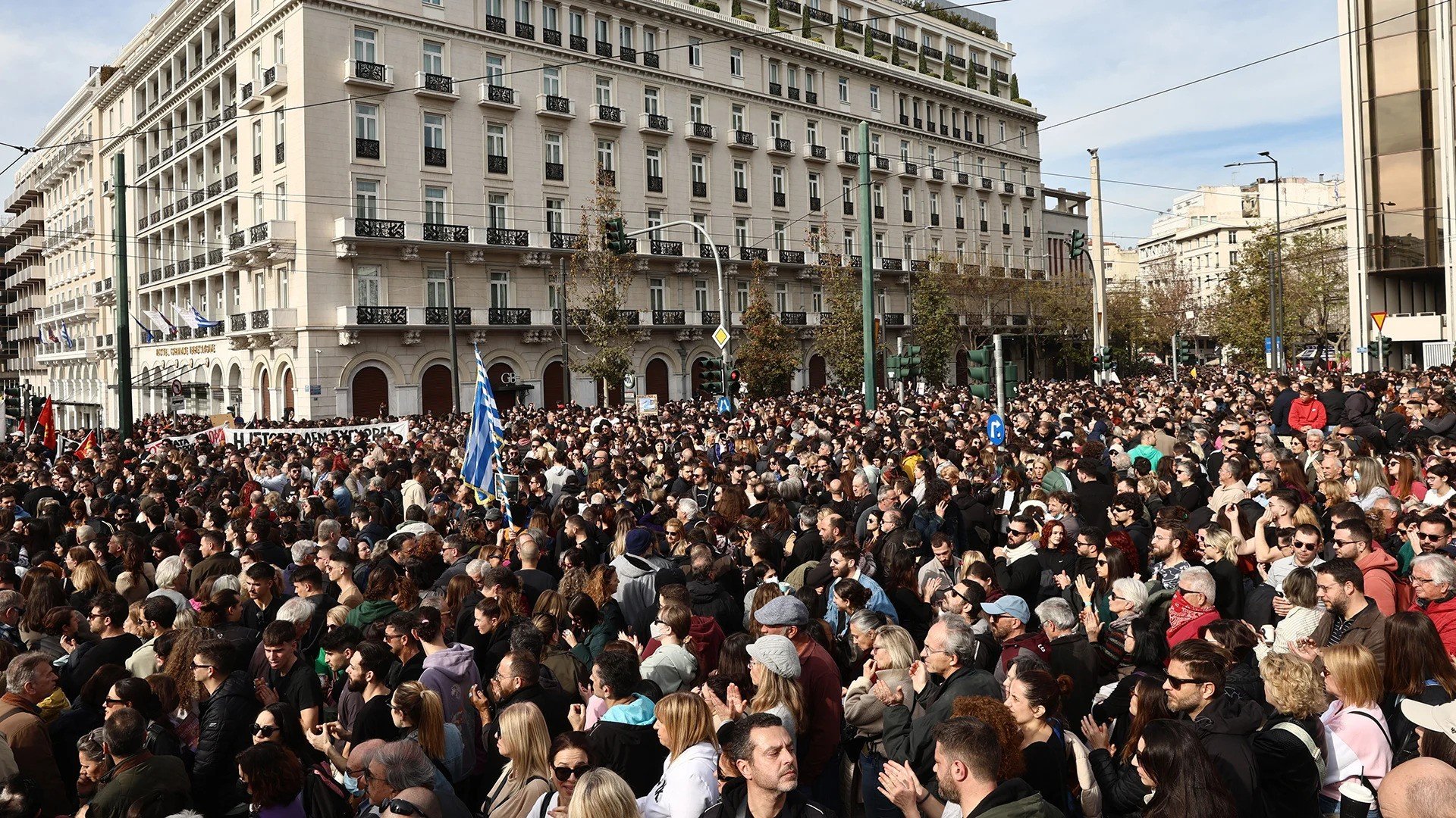 LIVE/«Δεν έχω οξυγόνο»: Πανελλήνιες διαδηλώσεις για τα θύματα των Τεμπών