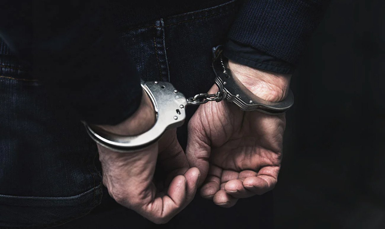 Δεν έφευγαν από το σπίτι που τους νοίκιαζε στη Λεμεσό και τους επιτέθηκε. Με χειροπέδες 29χρονος