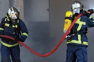 Αναμμένο κερί τύλιξε στις φλόγες σπίτι στη Λακατάμια