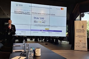 Chevron: &Kappa;&omicron;&mu;&beta;&iota;&kappa;ό&sigmaf; &omicron; &rho;ό&lambda;&omicron;&sigmaf; &tau;&omicron;&upsilon; &kappa;&omicron;&iota;&tau;ά&sigma;&mu;&alpha;&tau;&omicron;&sigmaf; &laquo;&Alpha;&phi;&rho;&omicron;&delta;ί&tau;&eta;&raquo; &sigma;&tau;&eta;&nu; &Alpha;&nu;&alpha;&tau;&omicron;&lambda;&iota;&kappa;ή &Mu;&epsilon;&sigma;ό&gamma;&epsilon;&iota;&omicron;