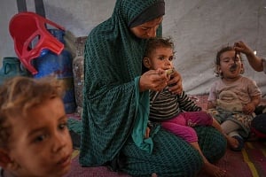 «Αφανίστηκε» ολόκληρη οικογένεια μετά από βομβαρδισμό στη Γάζα - Νεκρά 9 από τα 10 παιδιά γιατρού