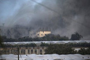 Αδιάκοποι οι βομβαρδισμοί Ισραήλ στη Γάζα το βράδυ, περιγράφουν κάτοικοι