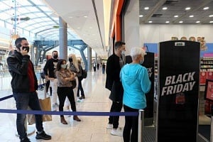 Συγκρατημένες εκπτώσεις και κουρασμένοι καταναλωτές στο Black Friday, δηλώνουν φορείς