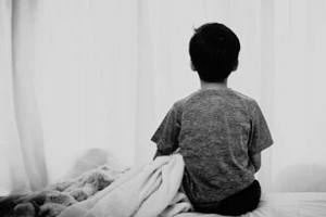 Έφηβος δεν έχει κρεβάτι να κοιμηθεί - Ξαπλώνει σε ένα παιδικό που δεν τον χωράει - Η έκκληση για βοήθεια