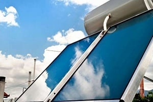 Άνοιξαν οι αιτήσεις για ηλιακά συστήματα παραγωγής ζεστού νερού