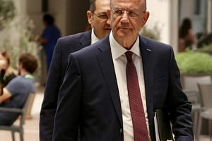 «Κούρεμα» στο κρατικό μισθολόγιο επιχειρεί το Υπουργείο Οικονομικών