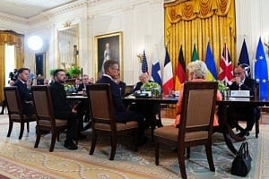Ο Τραμπ λέει ότι γίνονται διευθετήσεις για συνάντηση Ζελένσκι – Πούτιν