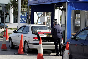 Έβαλαν τη ζωή του σε κίνδυνο για να περάσει το οδόφραγμα Πώς#8230; καμουφλαρίστηκε όταν κρύφτηκε στο πορτμπακαζ