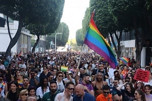 ΕΛΑΜ για Pride: «Το πρωί δασκάλα και το βράδυ drag queen»