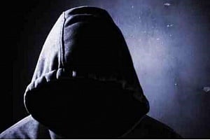 Διέπραξε δύο ληστείες σε μία ώρα. Τον καταδίωξαν νεαροί, του έπεσαν τα κλοπιμαία