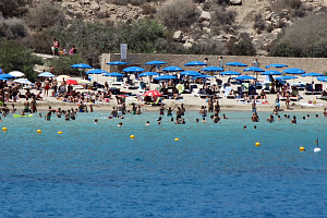 Όπου φύγει φύγει... Μαζική εξόρμηση στις παραλίες ελέω καύσωνα
