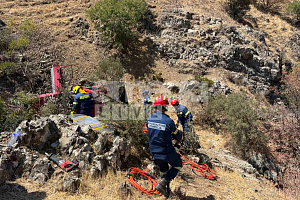 ΕΙΚΟΝΑ: Οδηγός έπεσε σε γκρεμό και εγκλωβίστηκε στο όχημά του Στο σημείο η Πυροσβεστική