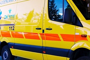 VIDEO: Τραγικό… Ασθενοφόρο «κόλλησε» στα φώτα τροχαίας - Γιατί δεν το άφηναν να περάσει