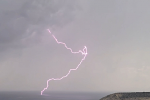 Πτώση κεραυνού προκάλεσε πυρκαγιά στην επαρχία Λευκωσίας