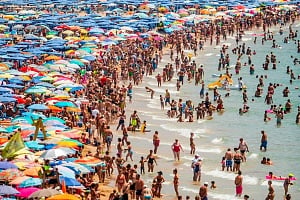 &Omicron; &pi;ό&lambda;&epsilon;&mu;&omicron;&sigmaf; &sigma;&tau;&eta; &Mu;έ&sigma;&eta; &Alpha;&nu;&alpha;&tau;&omicron;&lambda;ή &gamma;&epsilon;&mu;ί&zeta;&epsilon;&iota; &tau;&alpha; &xi;&epsilon;&nu;&omicron;&delta;&omicron;&chi;&epsilon;ί&alpha; &tau;&eta;&sigmaf; &Iota;&sigma;&pi;&alpha;&nu;ί&alpha;&sigmaf; &ndash; &Tau;&omicron;&upsilon;&rho;ί&sigma;&tau;&epsilon;&sigmaf; &epsilon;&gamma;&kappa;&alpha;&tau;&alpha;&lambda;&epsilon;ί&pi;&omicron;&upsilon;&nu; &Tau;&omicron;&upsilon;&rho;&kappa;ί&alpha; &kappa;&alpha;&iota; &Kappa;ύ&pi;&rho;&omicron;