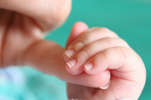 Σήμερα ψηφίζεται η αύξηση της άδειας μητρότητας και το επίδομα μητρότητας