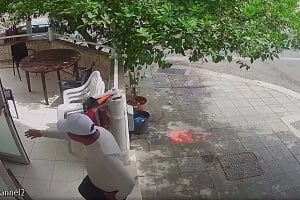 ΒΙΝΤΕΟ: Η προσπάθεια επιτήδειου να εξαπατήσει ηλικιωμένη στη Λάρνακα