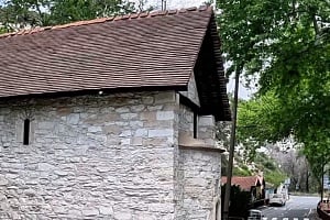 Αγία Μαύρη: Το κρυμμένο εκκλησάκι ανάμεσα στο Κοιλάνι και το Πέρα Πεδί όπου συναντιούνται η φύση και ο θρύλος