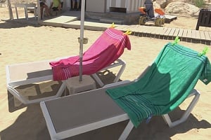 Πρωταράς: Με… φόβο φεύγουν τις πετσέτες οι υπάλληλοι του Δήμου, ξαπλώστρα ούτε για δείγμα