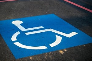 Η viral εικόνα που άναψε φωτιές στο Facebook: Κύπριος οδηγός προκαλεί με εξωφρενικό παρκάρισμα σε θέσεις ΑμεΑ