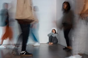 Η «κατάρα» της μέσης ηλικίας (επιτέλους) αμφισβητείται – Κάτι τρέχει όμως με τους νέους