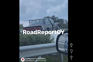 ΒΙΝΤΕΟ / Όχημα «κρεμάστηκε» σε περιτοίχισμα και αιωρείτο πάνω από το οδικό δίκτυο «Τύφλα» ο οδηγός