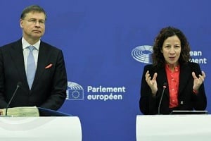 Εμπίπτει στις υποδείξεις της το προσχέδιο Προϋπολογισμού της Κύπρου, λέει η Κομισιόν, αλλά προειδοποιεί