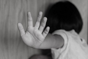 Σοκ στην επαρχία Λάρνακας Χειροπέδες σε 48χρονο και πολύτεκνη μητέρα για πολύχρονη κακοποίηση των παιδιών