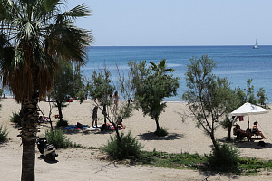 Θρίλερ με το νεκρό κοριτσάκι / ΦΩΤΟΓΡΑΦΙΑ με καλυμμένο πρόσωπο δίπλα σε μια γυναίκα και δύο παιδιά Εξετάζει το Λιμενικό