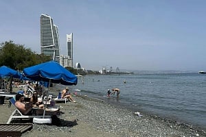 Όρμησαν στις παραλίες για λίγη δροσιά, χτύπησε κόκκινο ο υδράργυρος
