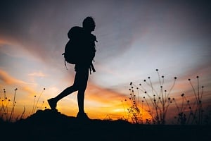 Πάμε πεζοπορία απολαμβάνοντας την ανατολή του ολόγιομου φεγγαριού με θέα το γαλάζιο