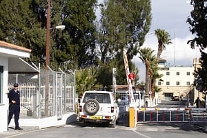 «Μήπως δεν ήταν αμέλεια;»: Αμείλικτα ερωτήματα για το πως επισκέπτης των Κεντρικών βρέθηκε στην κλούβα με κατάδικους