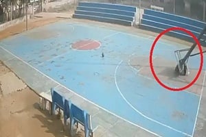 Τρομακτικό δυστύχημα: Μπασκέτα πλάκωσε νεαρό που προσπάθησε να κρεμαστεί από τη στεφάνη (ΒΙΝΤΕΟ)