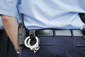Χτύπησε αστυνομικό για να αποφύγει τον έλεγχο, συγκρούστηκε με περιπολικό