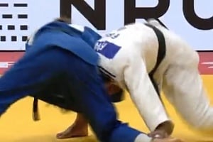 ΣΟΚΑΡΙΣΤΙΚΟ ΒΙΝΤΕΟ: Αθλήτρια τζούντο έχασε τις αισθήσεις της μετά από λαβή στραγγαλισμού
