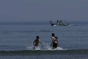 Ο πρώτος καύσωνας: Τι να κάνεις πριν βγεις στον ήλιο και πώς θα προστατευθείς στην παραλία