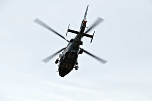 Γιατί θα πετά ελικόπτερο σε χαμηλό ύψος πάνω από όλες τις επαρχίες