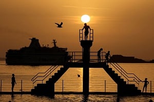 Καιρός… για παραλία, σημαδεύει 38 το θερμόμετρο. Πότε υποχωρεί η ζέστη