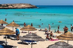 Νεαρός έριξε μπουνιά σε υπάλληλο του Δήμου Παραλιμνίου σε παραλία Ο λόγος που του επιτέθηκε